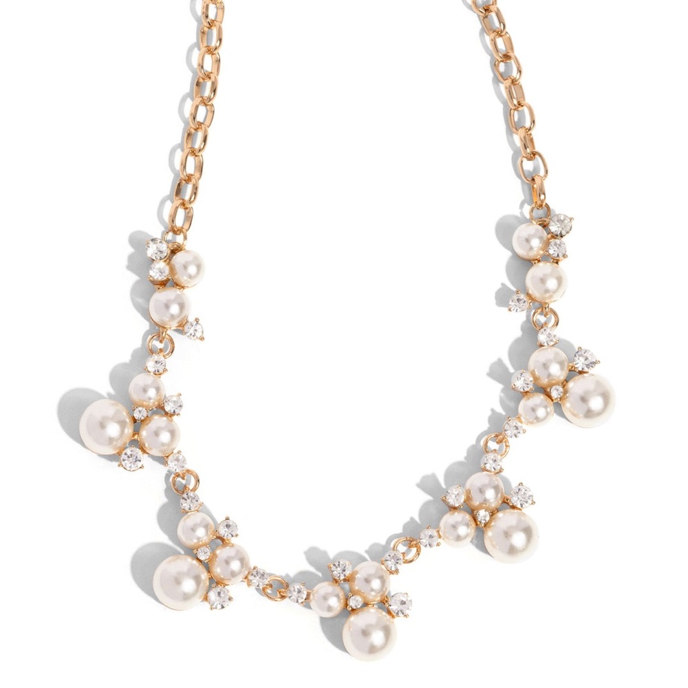 Elegant Pearl and Gold Necklace